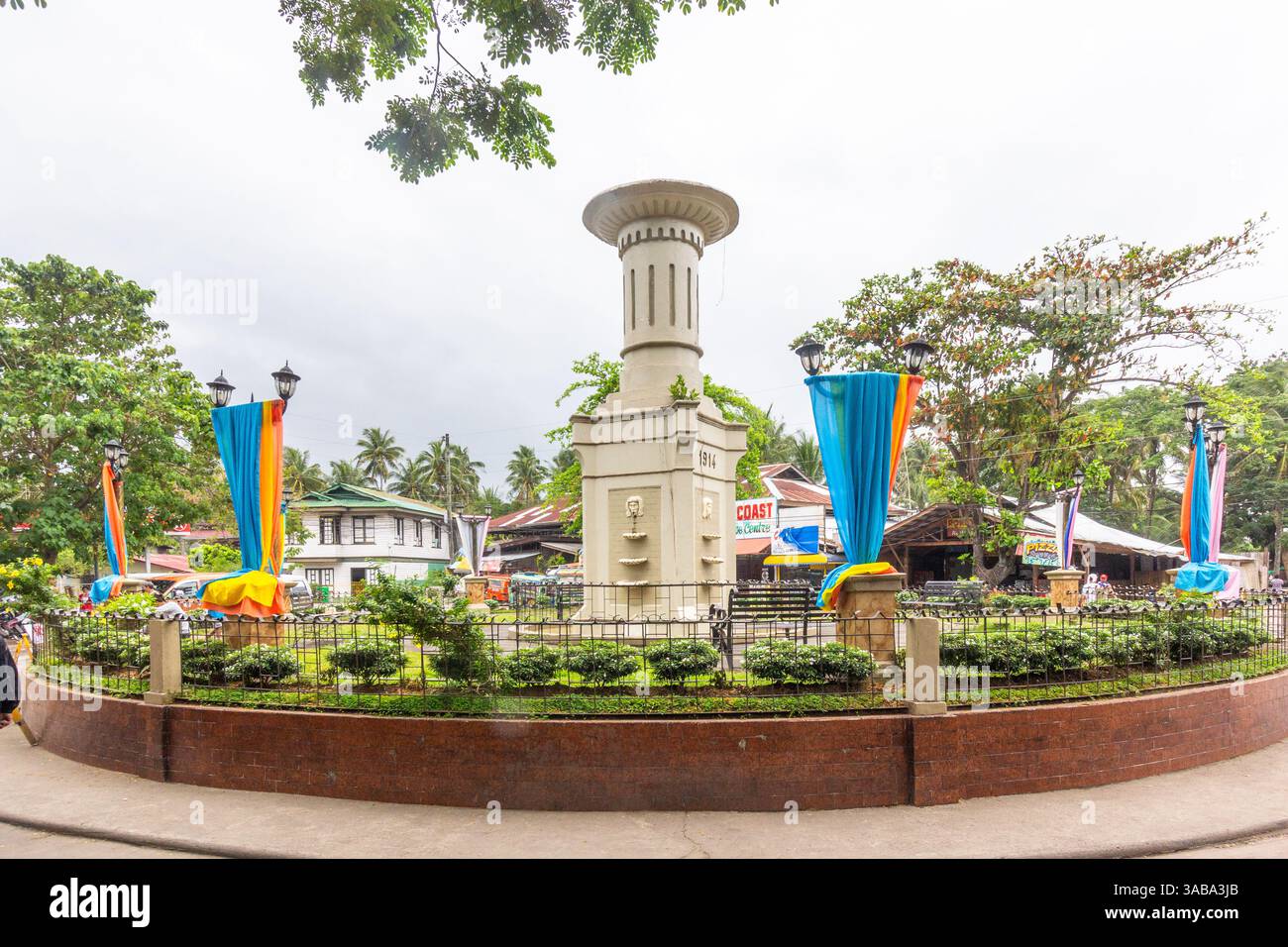 Un monument historique construit en 1914 se dresse à la rotonde de Mambajao, Camiguin, Philippines, marquant un morceau du patrimoine local Banque D'Images