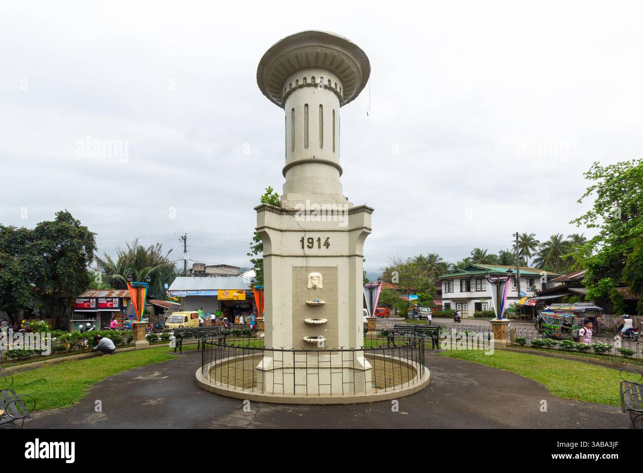 Un monument historique construit en 1914 se dresse à la rotonde de Mambajao, Camiguin, Philippines, marquant un morceau du patrimoine local Banque D'Images