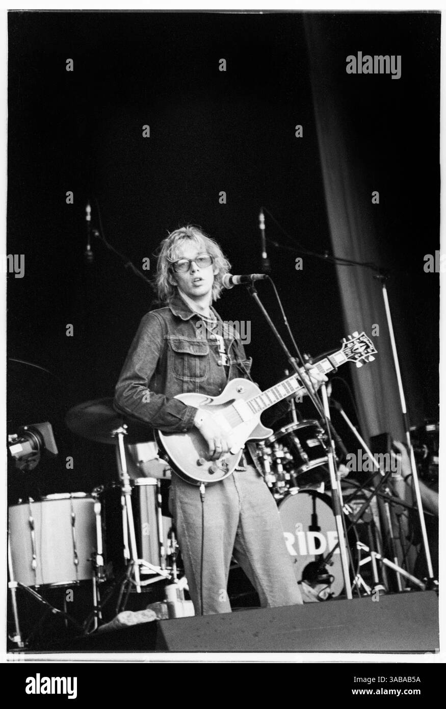 RIDE, GLASTONBURY 1994 : Andy Bell du groupe indépendant britannique Ride jouant sur la scène principale au Glastonbury Festival, Angleterre, Royaume-Uni le samedi 25 juin 1994. Andy Bell a rejoint Oasis en 1999. Photographie : Rob Watkins. INFO : Ride est un groupe de shoegaze britannique formé en 1988, connu pour ses guitares tourbillonnantes, ses voix superposées et son anthématique. Leur album Nowhere de 1990 est devenu un classique qui définit le genre. Après leur séparation en 1996, ils se réunissent en 2014, continuant à publier de nouvelles musiques. Banque D'Images