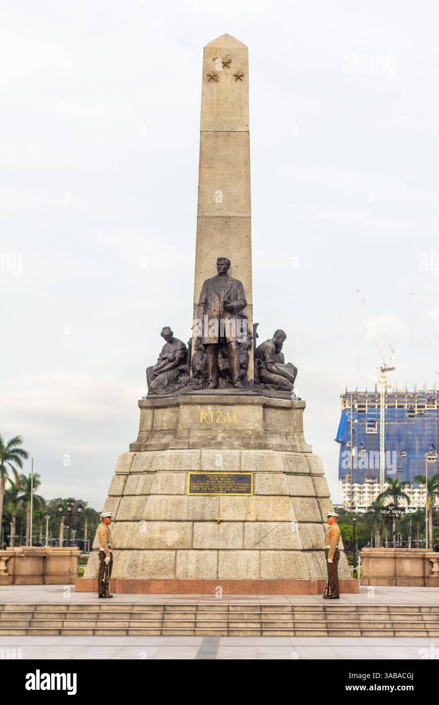 Deux sentinelles montent la garde devant le monument Rizal au parc Rizal à Manille, Philippines Banque D'Images