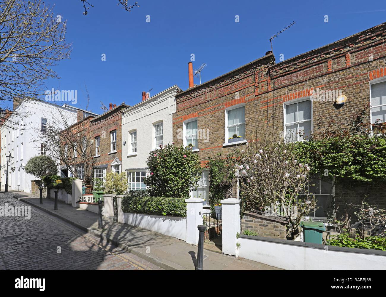 Cottages victoriens traditionnels sur Back Lane, Hampstead, Londres, Royaume-Uni. Rue étroite et pavée dans l'un des quartiers les plus riches de Londres. Banque D'Images