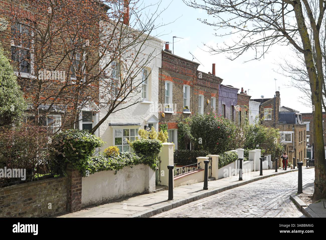 Cottages victoriens traditionnels sur Back Lane, Hampstead, Londres, Royaume-Uni. Rue étroite et pavée dans l'un des quartiers les plus riches de Londres. Banque D'Images