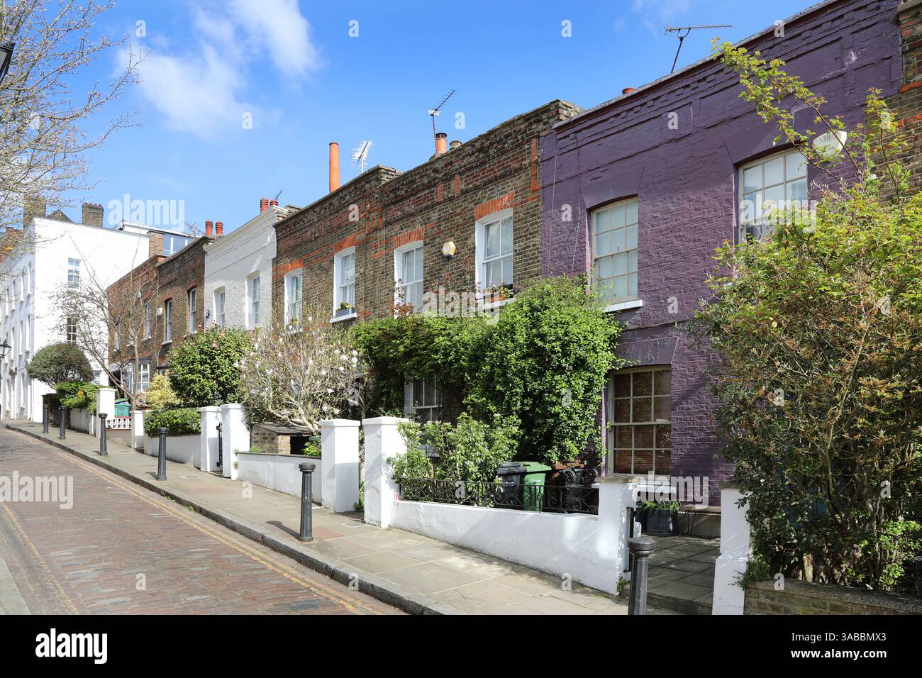 Cottages victoriens traditionnels sur Back Lane, Hampstead, Londres, Royaume-Uni. Rue étroite et pavée dans l'un des quartiers les plus riches de Londres. Banque D'Images