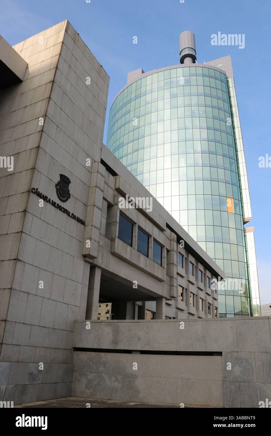Edifício do Isqueiro et Câmara Municipal da Maia, Portugal. Bâtiment haut et moderne en verre et en acier avec une architecture unique et un hôtel de ville historique Banque D'Images
