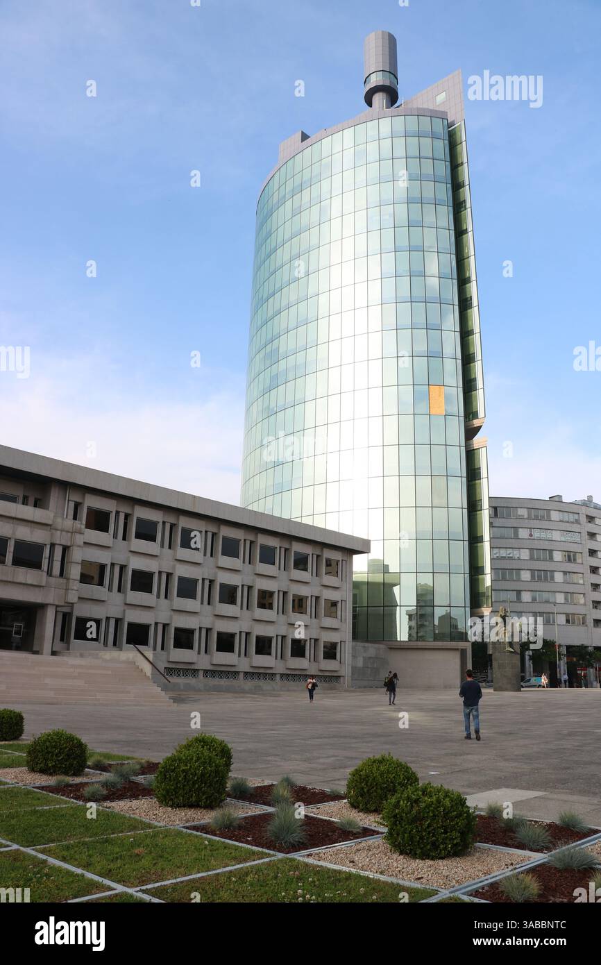 Edifício do Isqueiro et Câmara Municipal da Maia, Portugal. Bâtiment haut et moderne en verre et en acier avec une architecture unique et un hôtel de ville historique Banque D'Images