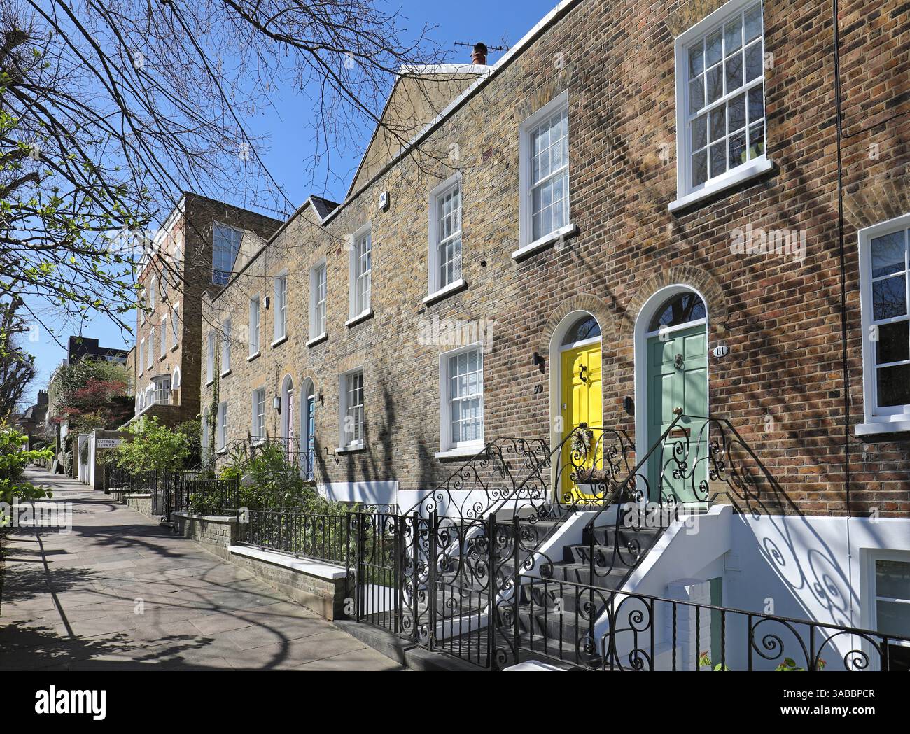 Cottages victoriens traditionnels sur Flask Walk, Hampstead, Londres, Royaume-Uni. L'un des quartiers les plus riches de Londres. Banque D'Images