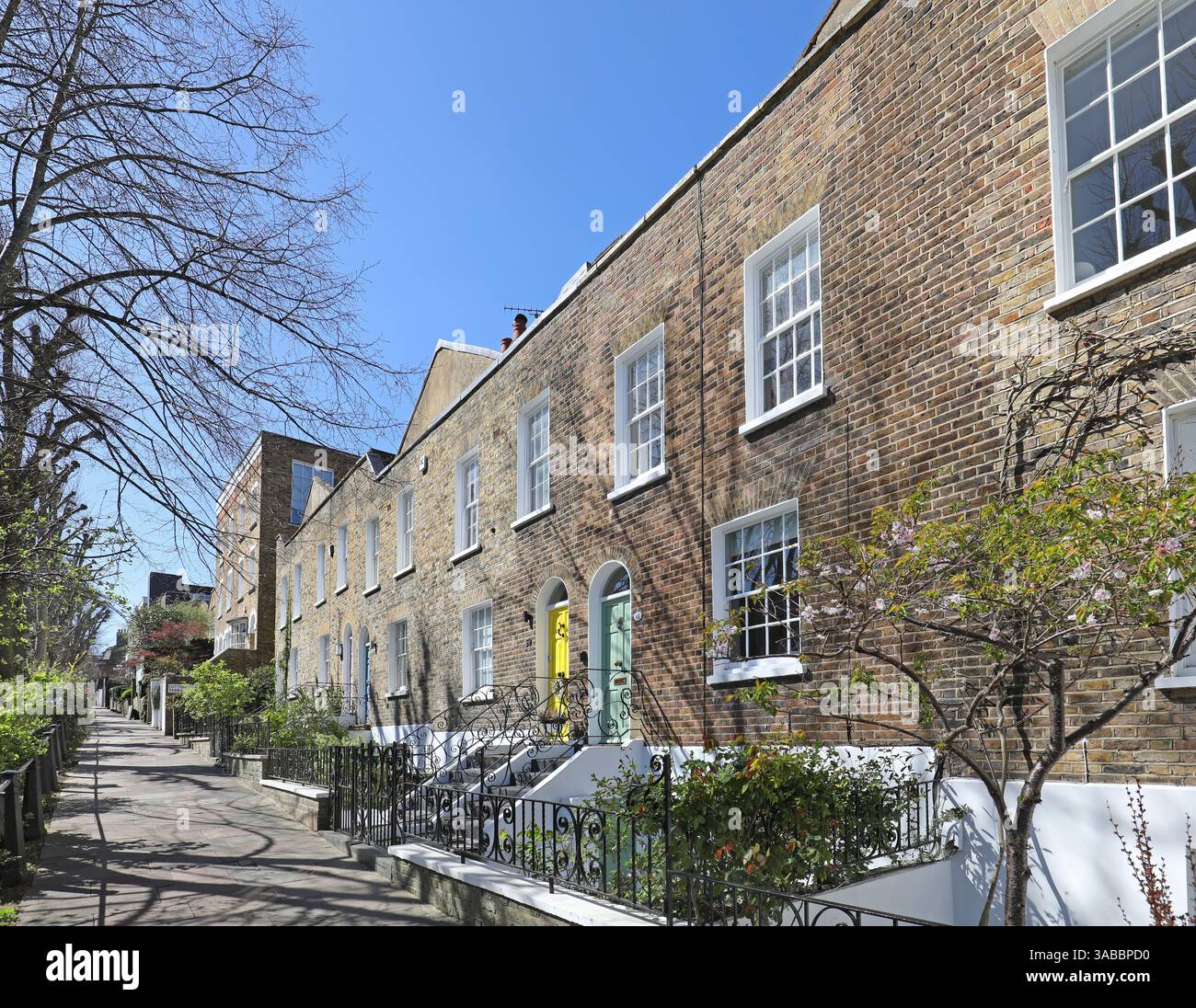 Cottages victoriens traditionnels sur Flask Walk, Hampstead, Londres, Royaume-Uni. L'un des quartiers les plus riches de Londres. Banque D'Images