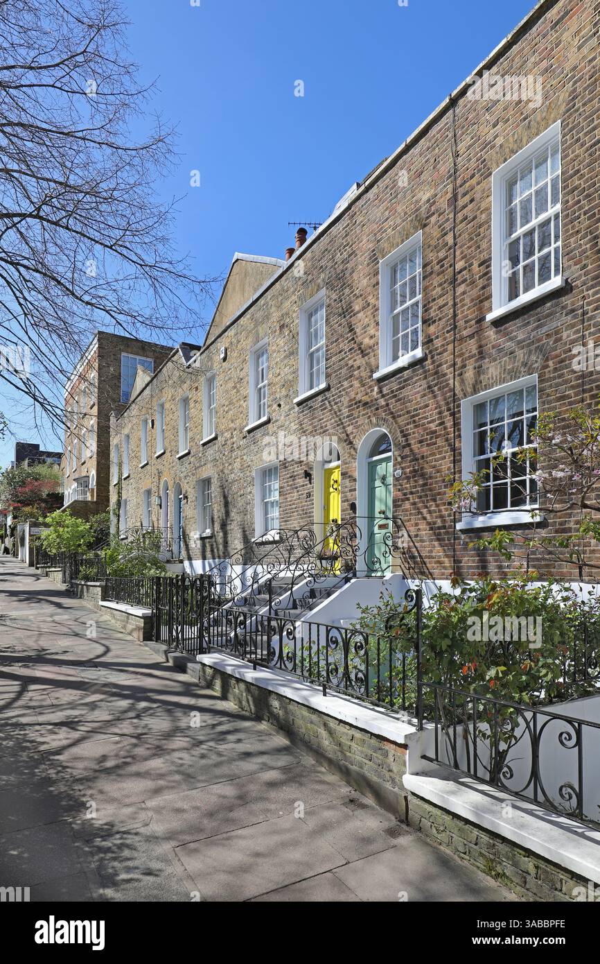 Cottages victoriens traditionnels sur Flask Walk, Hampstead, Londres, Royaume-Uni. L'un des quartiers les plus riches de Londres. Banque D'Images
