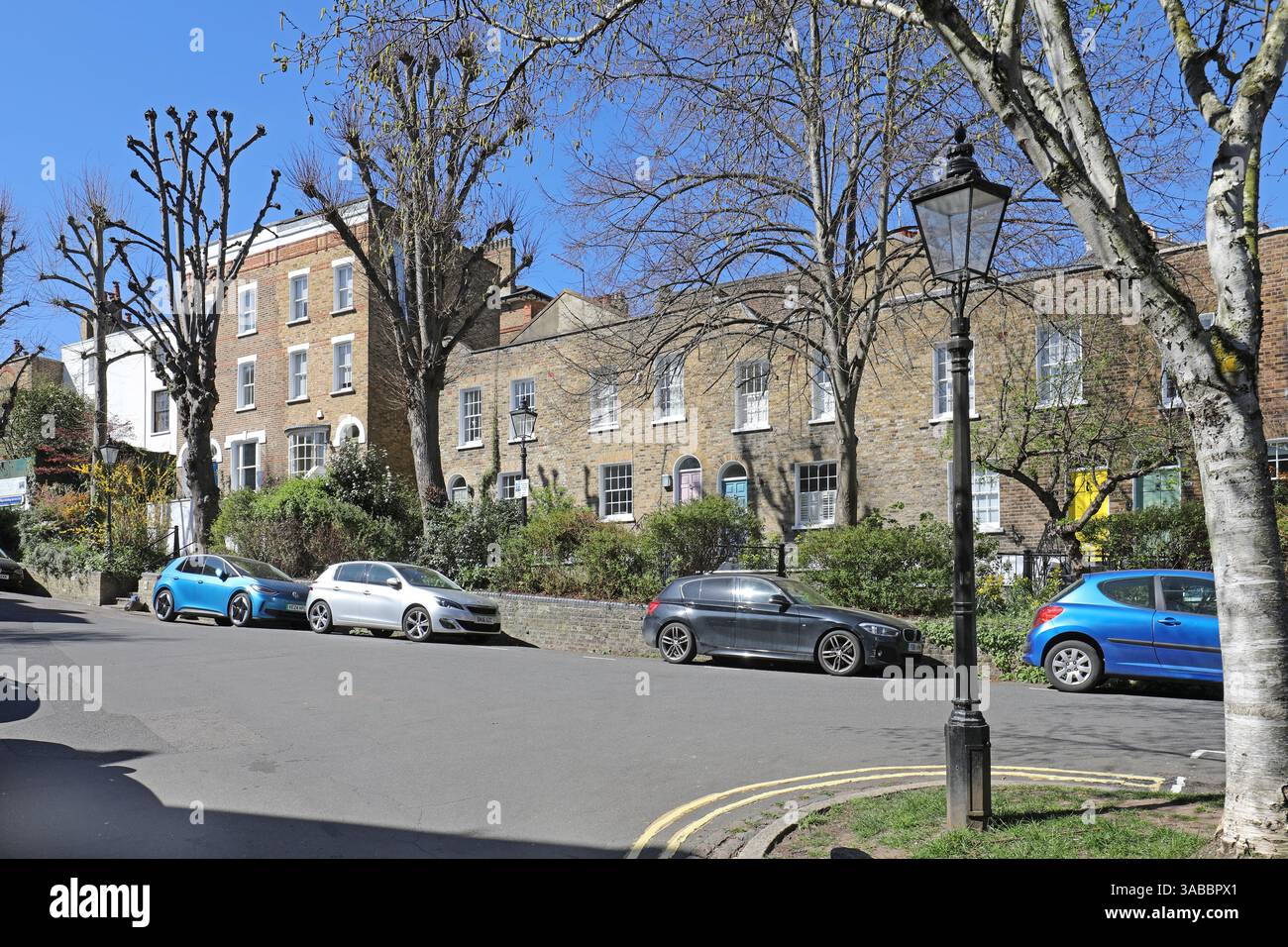 Cottages victoriens traditionnels sur Flask Walk, Hampstead, Londres, Royaume-Uni. L'un des quartiers les plus riches de Londres. Banque D'Images