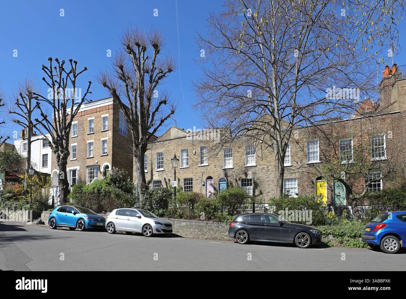 Cottages victoriens traditionnels sur Flask Walk, Hampstead, Londres, Royaume-Uni. L'un des quartiers les plus riches de Londres. Banque D'Images