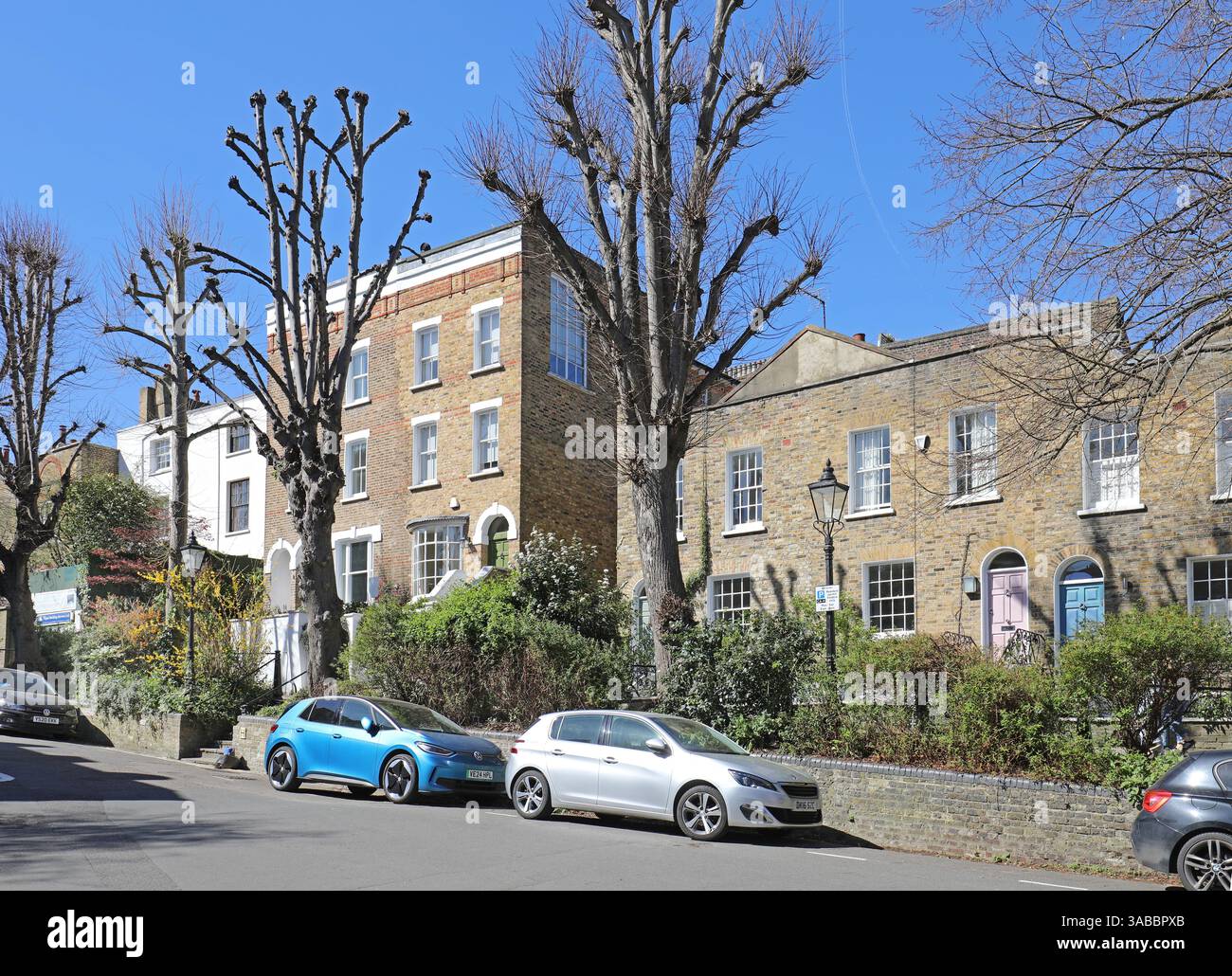 Cottages victoriens traditionnels sur Flask Walk, Hampstead, Londres, Royaume-Uni. L'un des quartiers les plus riches de Londres. Banque D'Images