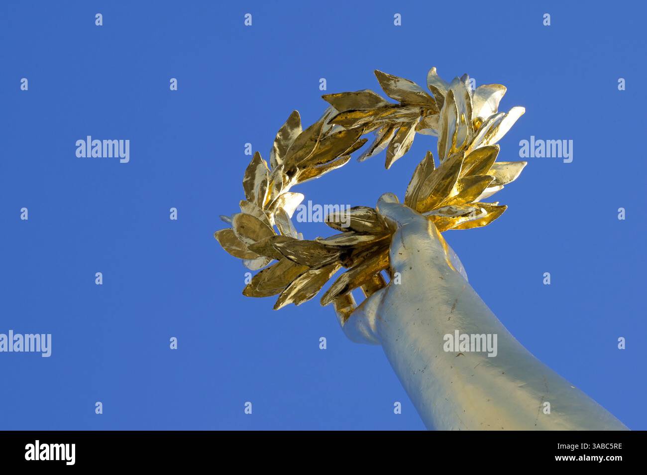 ALLEMAGNE, capitale Berlin, sites célèbres et point de repère, colonne de la victoire dorée, main de détail avec couronne de laurier Banque D'Images