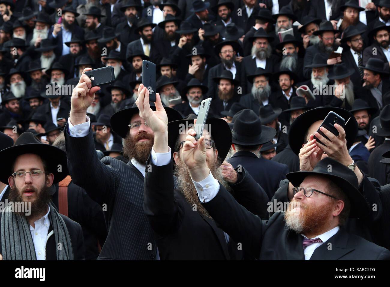 Les rabbins hassidiques se réunissent pour la photographie de groupe traditionnelle alors qu'ils assistent à la 31e Conférence internationale annuelle des émissaires de Chabad-Lubavitch à Brooklyn, New York, le 23 novembre 2014 Banque D'Images