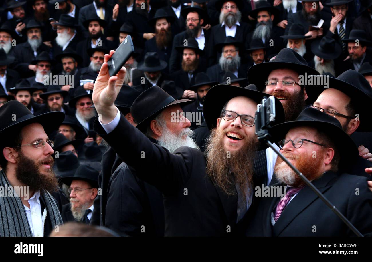 Les rabbins hassidiques se réunissent pour la photographie de groupe traditionnelle alors qu'ils assistent à la 31e Conférence internationale annuelle des émissaires de Chabad-Lubavitch à Brooklyn, New York, le 23 novembre 2014 Banque D'Images