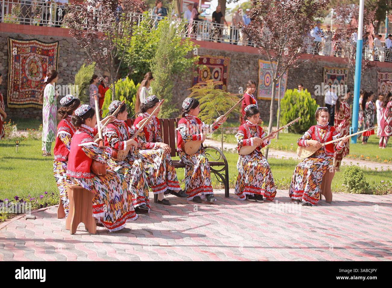 Spectacle de danse traditionnelle tadjike à Douchanbé, Tadjikistan Banque D'Images