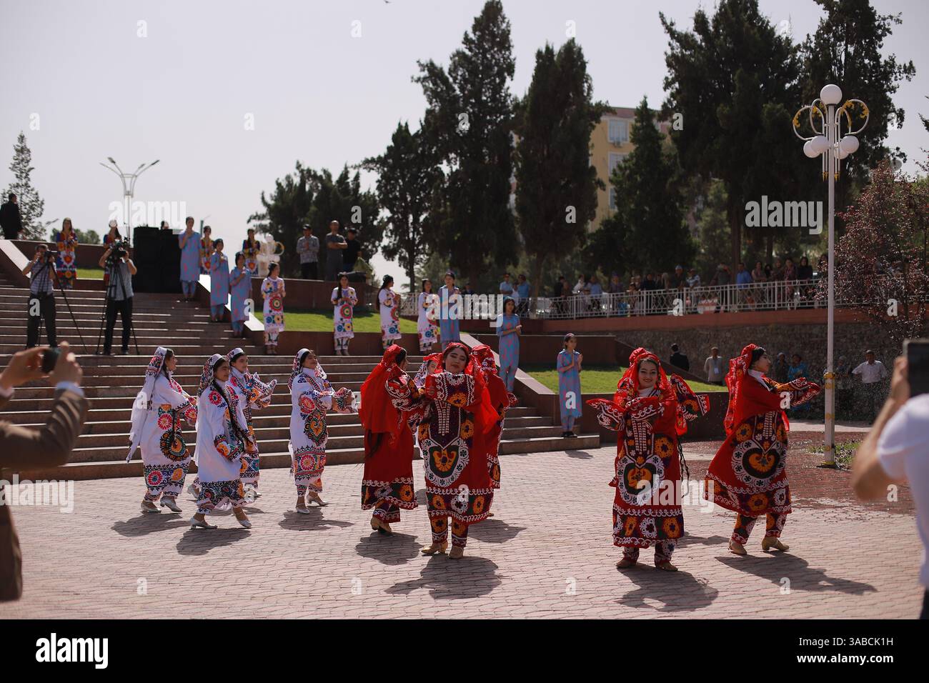 Spectacle de danse traditionnelle tadjike à Douchanbé, Tadjikistan Banque D'Images
