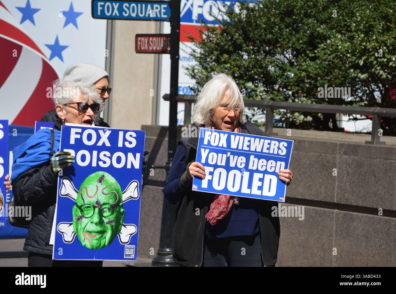 Manifestation contre Fox News devant les bureaux du réseau Midtown Manhattan. Banque D'Images