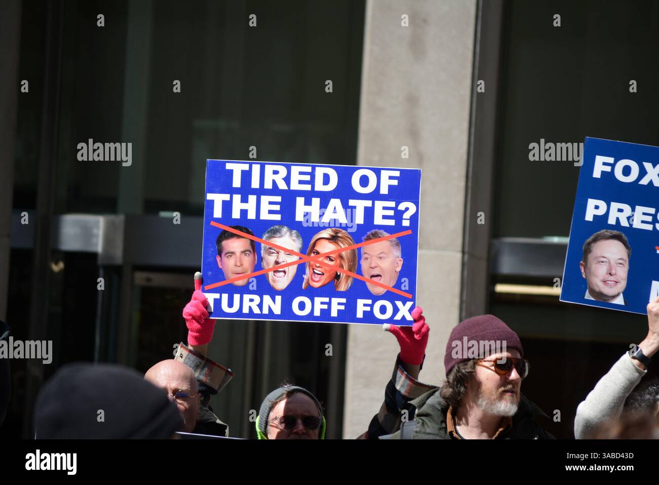 Manifestation contre Fox News devant les bureaux du réseau Midtown Manhattan. Banque D'Images