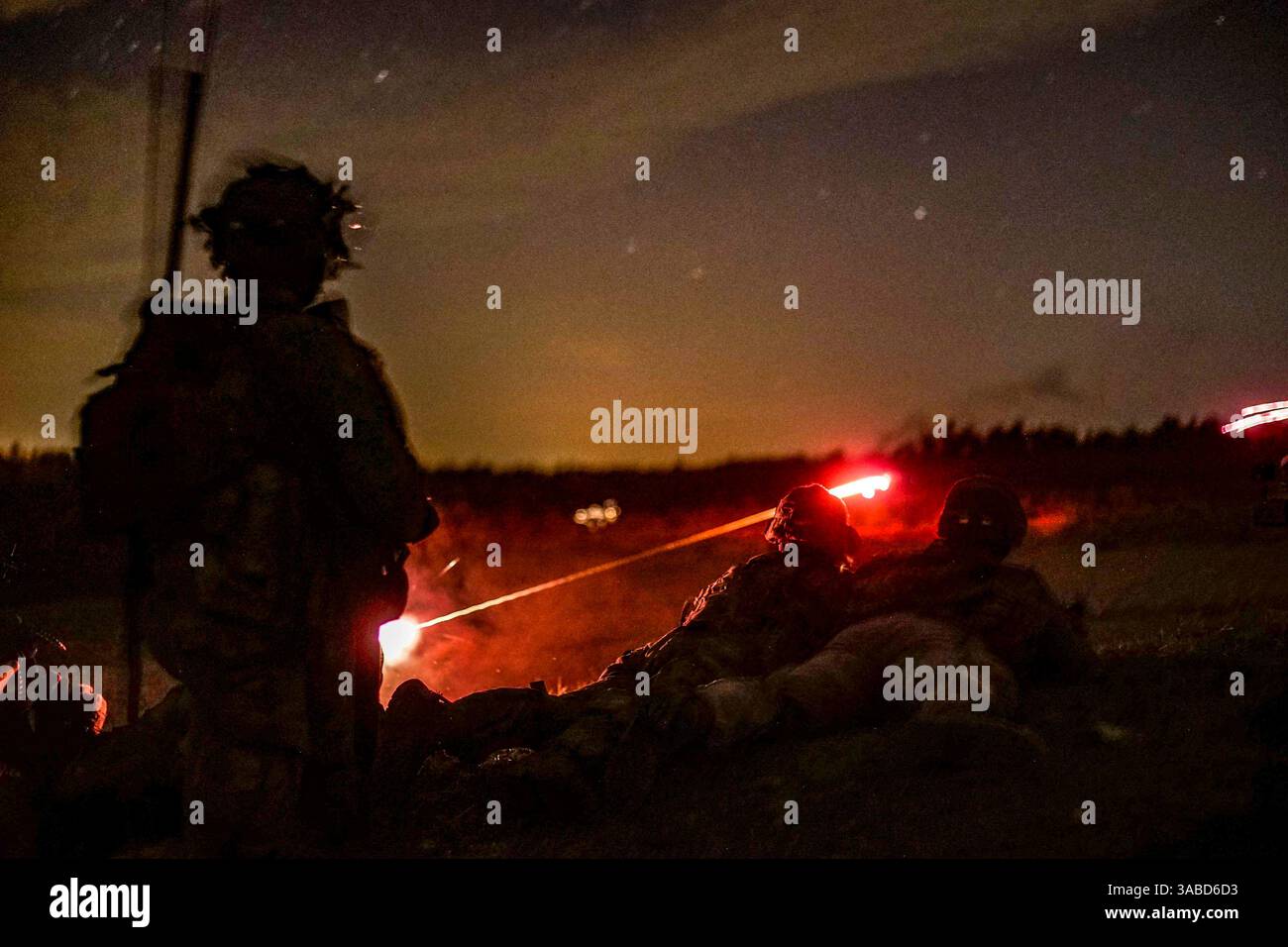 2 mai 2018 - Grafenwoehr, Bayern, Allemagne - les parachutistes de l'armée américaine avec le 1er bataillon, 503e régiment d'infanterie, 173e brigade aéroportée tirent à portée de feu pendant un exercice de nuit dans la zone d'entraînement de Grafenwoehr du 7e commandement d'entraînement de l'armée. L'exercice Fury est un exercice de tir réel à armes combinées qui teste les capacités de tir réel de jour et de nuit dans de multiples spécialités militaires. (Crédit image : © U.S. Army/DOD via ZUMA Wire/ZUMAPRESS.com) Banque D'Images