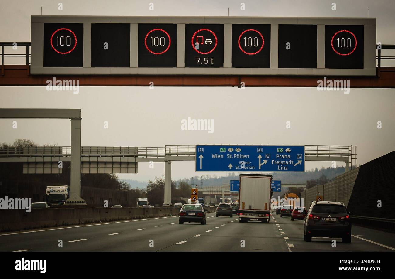 01.04.2025, Linz, AUT, Unterwegs in Oberösterreich, Themenbild, Symbolbild, Verschiedene Themenbilder, Verkehrssicherheit, Autobahn, Geschwindigkeitsregelung, IGL 100, Tempolimit 100 km, im Bild Verkehrssituation, Anzeigetafel, Autobahn, *** 01 04 2025, Linz, AUT, sur la route en haute-Autriche, image thème, image symbole, diverses images thème, sécurité routière, autoroute, régulation de vitesse, IGL 100, limite de vitesse 100 km, dans la situation de trafic d'image, tableau d'affichage, autoroute, Banque D'Images