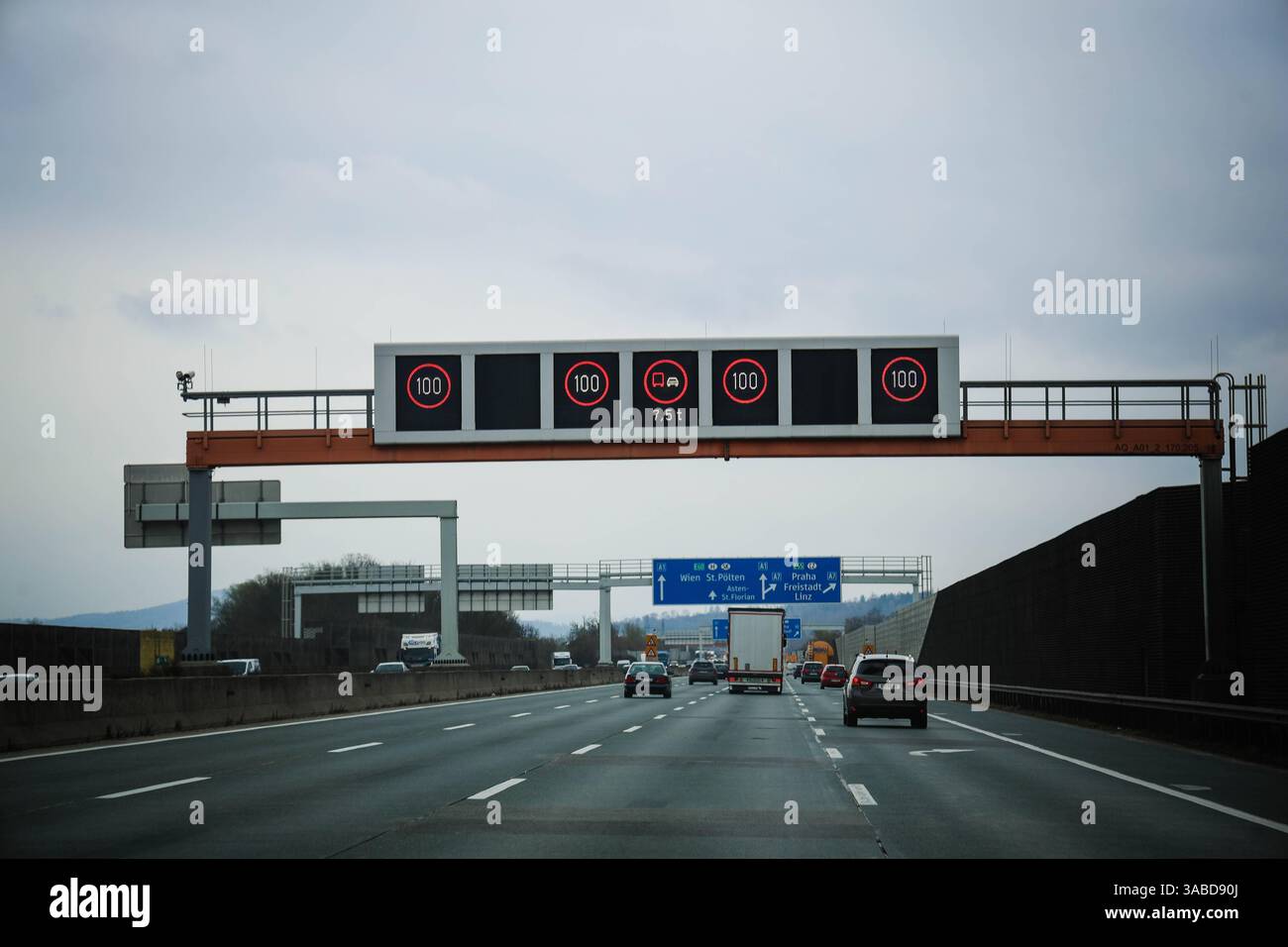 01.04.2025, Linz, AUT, Unterwegs in Oberösterreich, Themenbild, Symbolbild, Verschiedene Themenbilder, Verkehrssicherheit, Autobahn, Geschwindigkeitsregelung, IGL 100, Tempolimit 100 km, im Bild Verkehrssituation, Anzeigetafel, Autobahn, *** 01 04 2025, Linz, AUT, sur la route en haute-Autriche, image thème, image symbole, diverses images thème, sécurité routière, autoroute, régulation de vitesse, IGL 100, limite de vitesse 100 km, dans la situation de trafic d'image, tableau d'affichage, autoroute, Banque D'Images