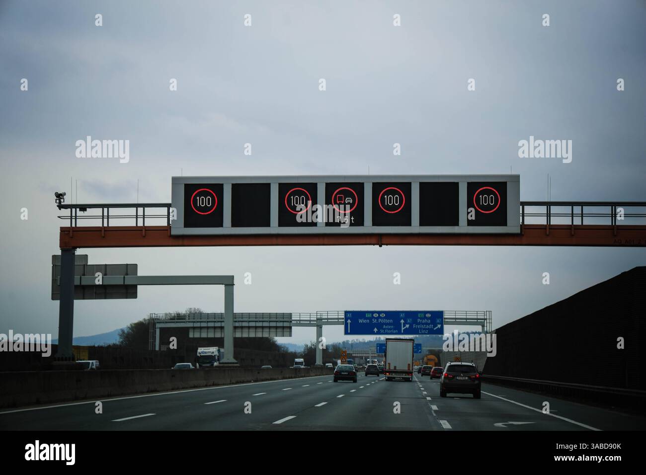 01.04.2025, Linz, AUT, Unterwegs in Oberösterreich, Themenbild, Symbolbild, Verschiedene Themenbilder, Verkehrssicherheit, Autobahn, Geschwindigkeitsregelung, IGL 100, Tempolimit 100 km, im Bild Verkehrssituation, Anzeigetafel, Autobahn, *** 01 04 2025, Linz, AUT, sur la route en haute-Autriche, image thème, image symbole, diverses images thème, sécurité routière, autoroute, régulation de vitesse, IGL 100, limite de vitesse 100 km, dans la situation de trafic d'image, tableau d'affichage, autoroute, Banque D'Images