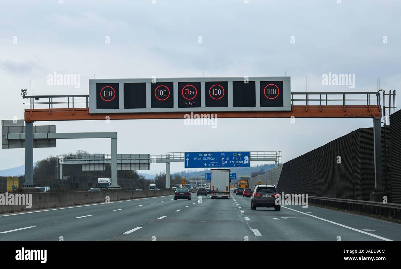 01.04.2025, Linz, AUT, Unterwegs in Oberösterreich, Themenbild, Symbolbild, Verschiedene Themenbilder, Verkehrssicherheit, Autobahn, Geschwindigkeitsregelung, IGL 100, Tempolimit 100 km, im Bild Verkehrssituation, Anzeigetafel, Autobahn, *** 01 04 2025, Linz, AUT, sur la route en haute-Autriche, image thème, image symbole, diverses images thème, sécurité routière, autoroute, régulation de vitesse, IGL 100, limite de vitesse 100 km, dans la situation de trafic d'image, tableau d'affichage, autoroute, Banque D'Images