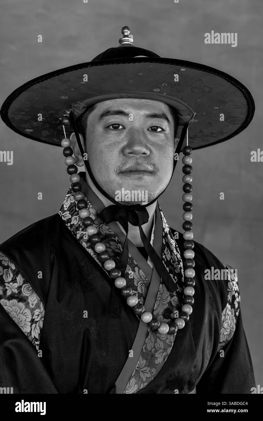 Homme habillé en robe traditionnelle coréenne Hanbok, Palais de Gyeongbokgung, Séoul, République de Corée Banque D'Images