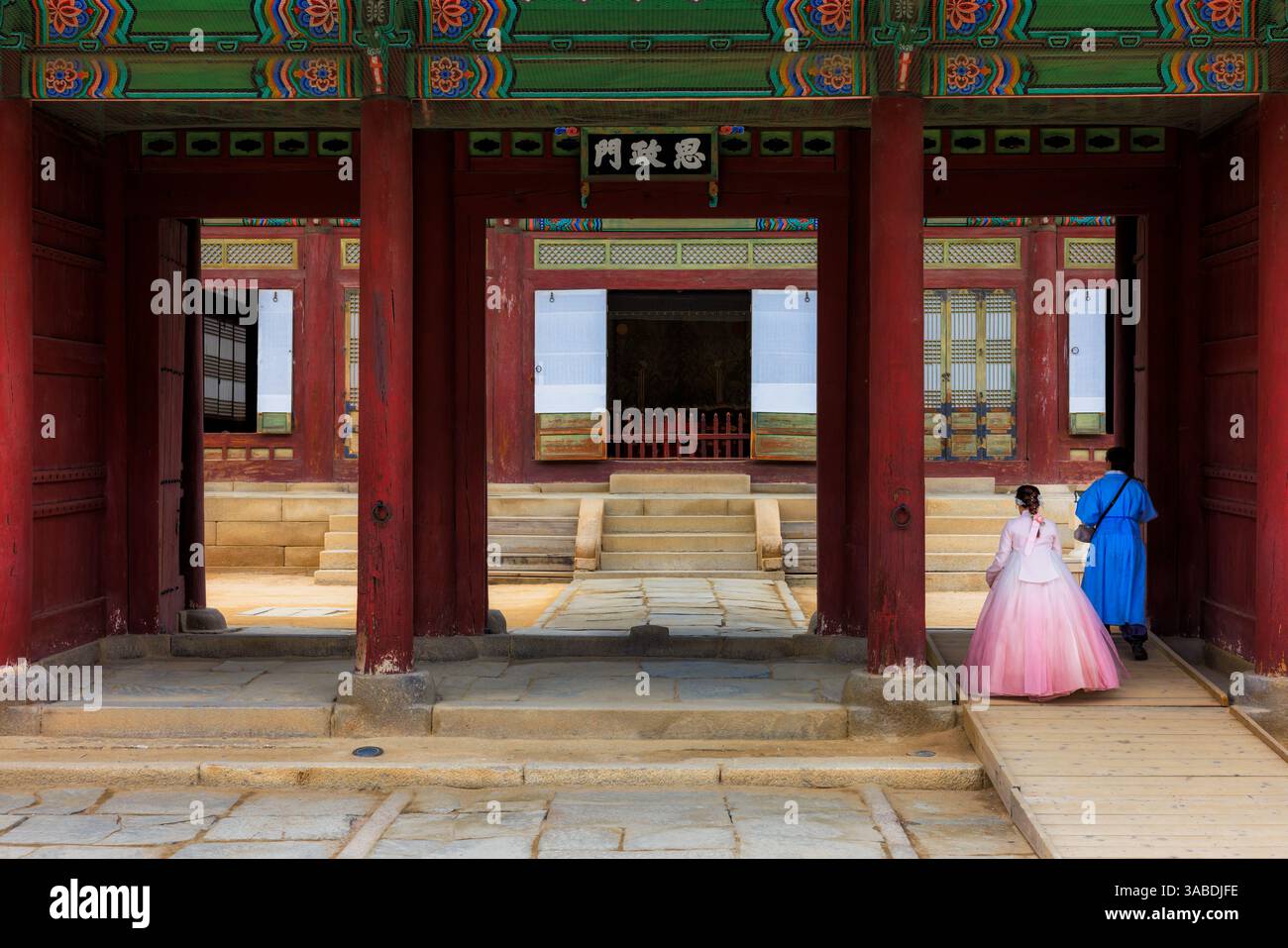 Un couple habillé en robe traditionnelle coréenne Hanbok, Palais de Gyeongbokgung, Séoul, République de Corée Banque D'Images