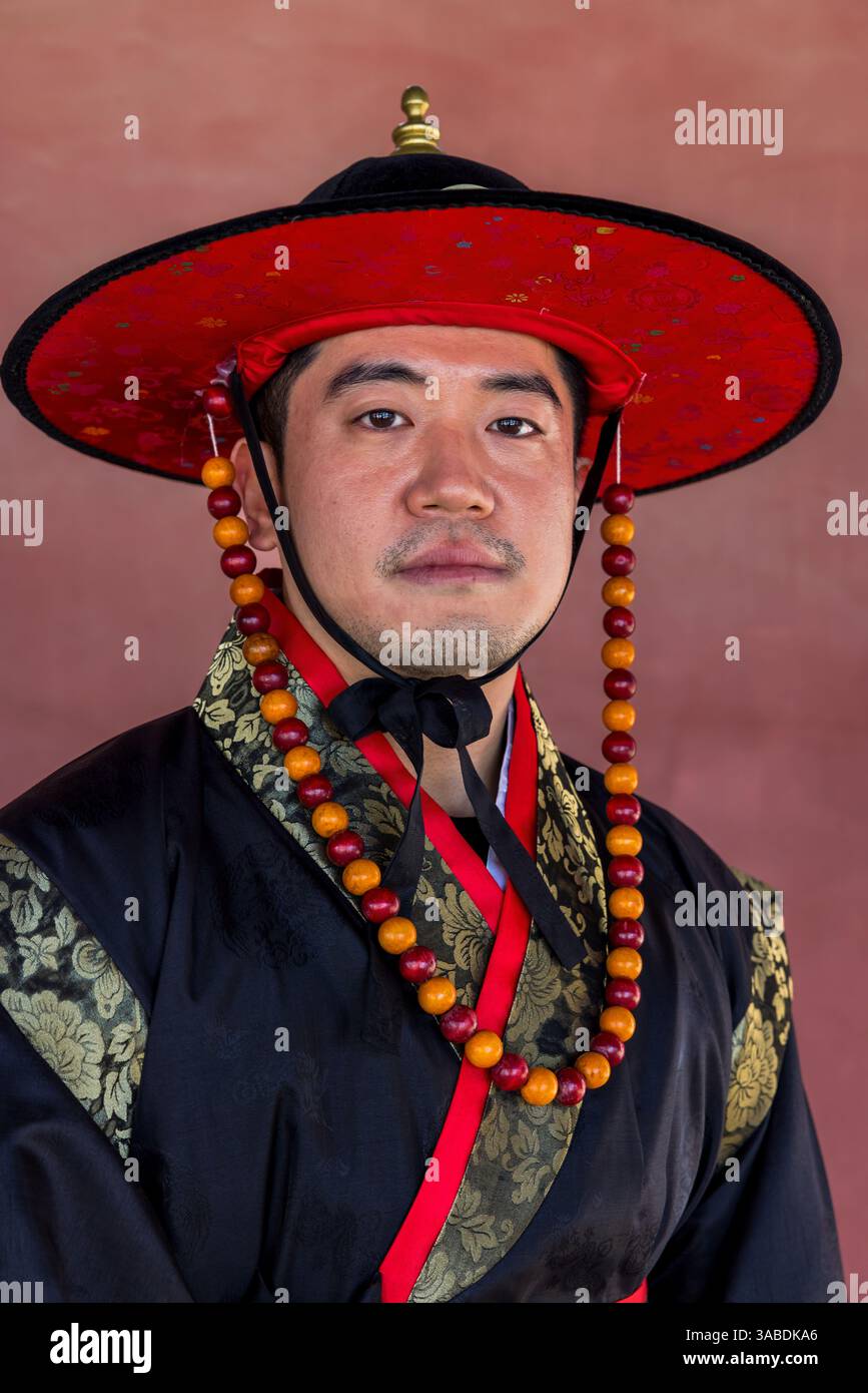 Homme habillé en robe traditionnelle coréenne Hanbok, Palais de Gyeongbokgung, Séoul, République de Corée Banque D'Images