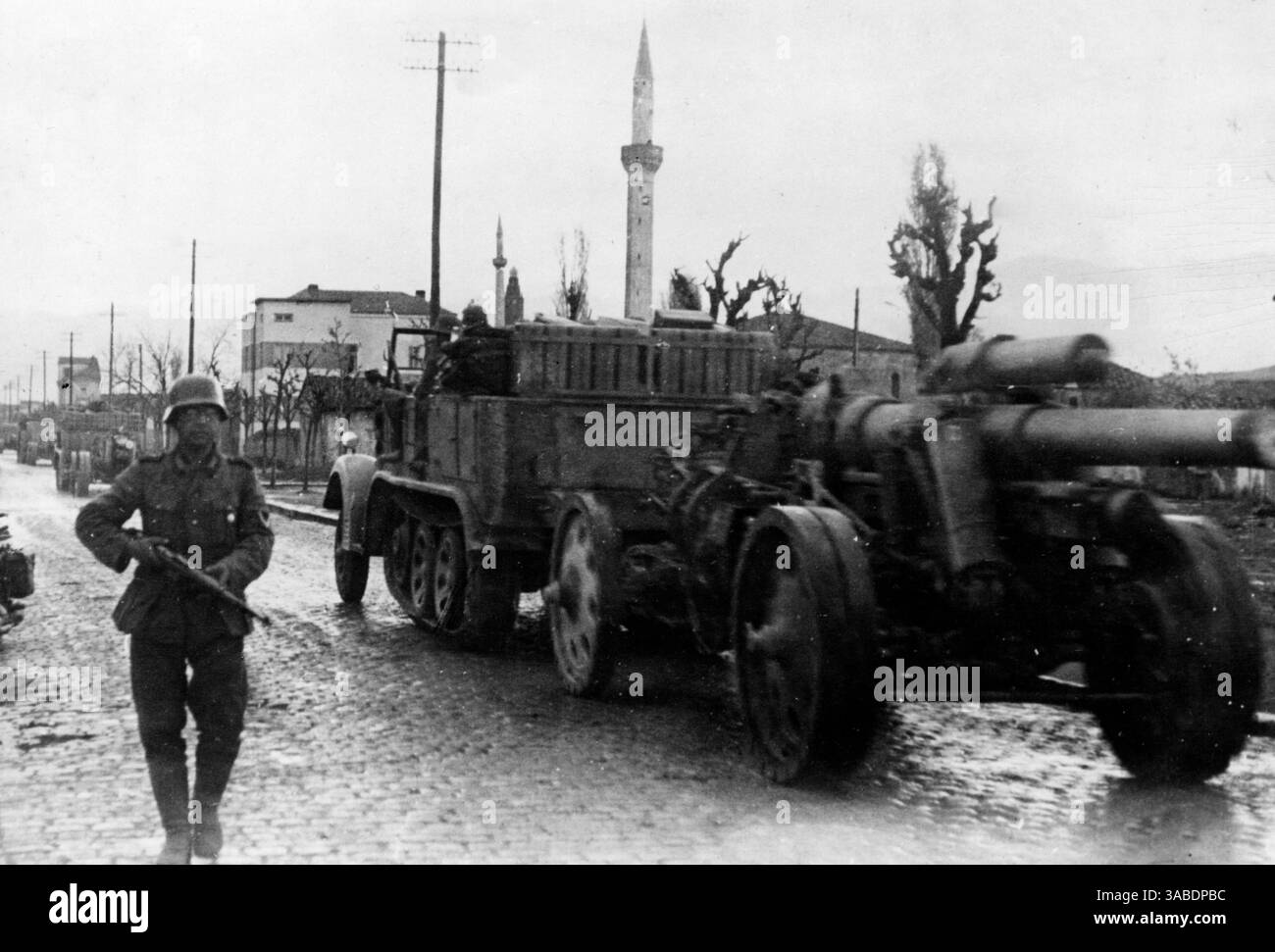 Troupes allemandes à Skopje (Üsküp). Sur la droite un obusier de champ de 15cm 18. Photo : Bauer [traduction automatique] Banque D'Images