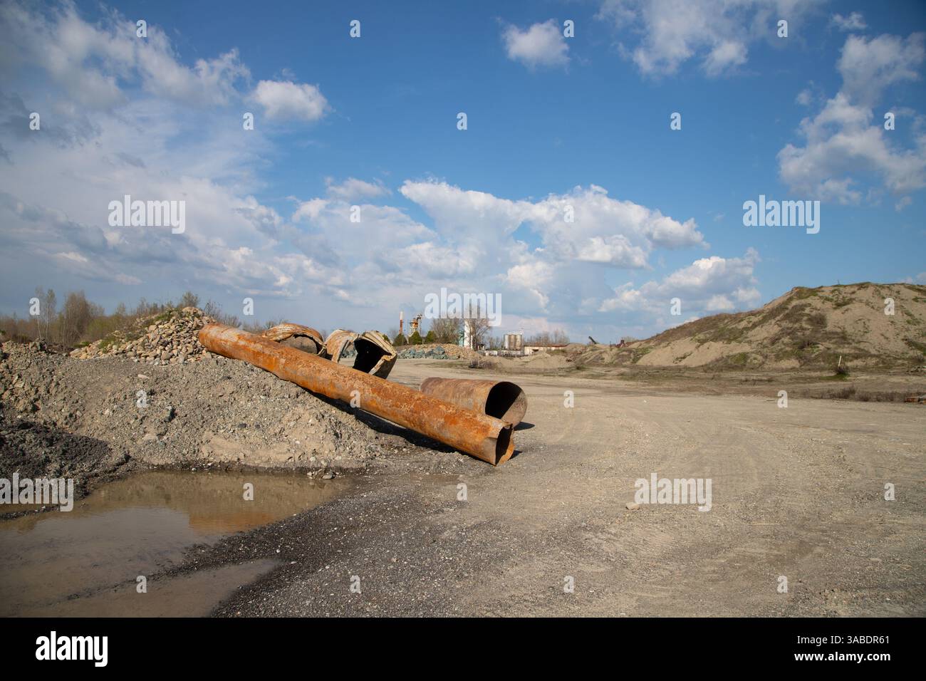Ancienne mine abandonnée avec des machines de concassage de roches et des structures en décomposition, parfaite pour la photographie industrielle et les plans d'exploration urbaine. Banque D'Images