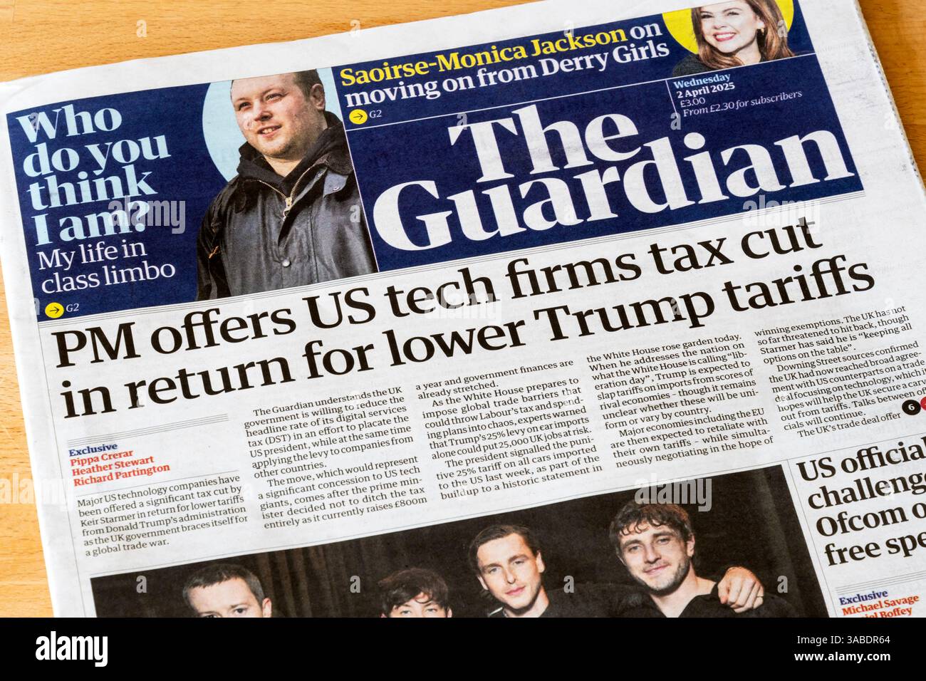 2 avril 2025. Le titre de la première page dans The Guardian est PM offre aux entreprises technologiques américaines une réduction d’impôt en échange de tarifs Trump plus bas. Banque D'Images