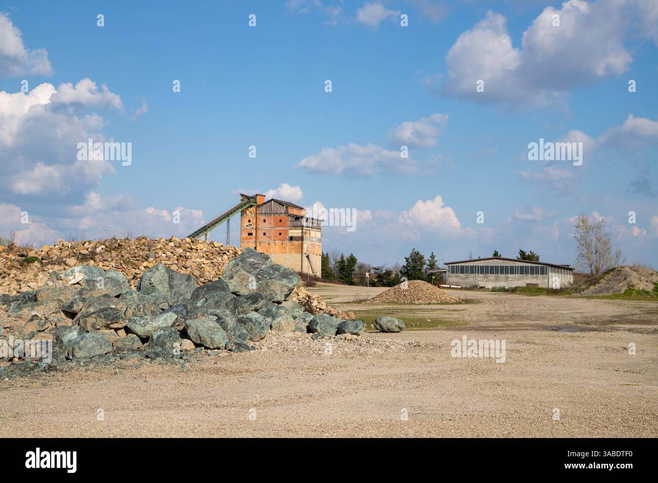 Ancienne mine abandonnée avec des machines de concassage de roches et des structures en décomposition, parfaite pour la photographie industrielle et les plans d'exploration urbaine. Banque D'Images