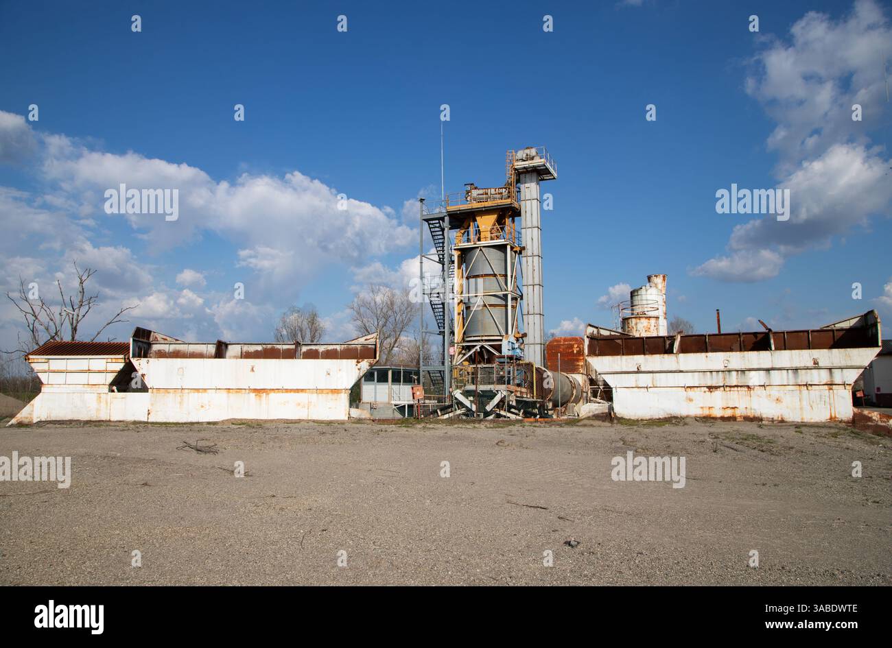 Ancienne mine abandonnée avec des machines de concassage de roches et des structures en décomposition, parfaite pour la photographie industrielle et les plans d'exploration urbaine. Banque D'Images