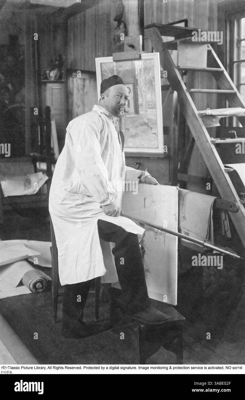 Carl Larsson (1853-1919) est un peintre et illustrateur suédois renommé, surtout connu pour ses représentations aquarelles de la vie de famille idyllique. Né à Stockholm, il est passé de modestes débuts à devenir l’un des artistes les plus aimés de Suède. Ses œuvres mettent souvent en vedette sa femme, Karin, et leurs enfants, installés dans leur maison confortable, Sundborn, qui est devenu un symbole du charme domestique suédois. Le style de Larsson mêle réalisme à un ton chaleureux et sentimental, et ses illustrations ont également honoré des livres populaires, consolidant son héritage dans l'art et la culture scandinaves. Banque D'Images
