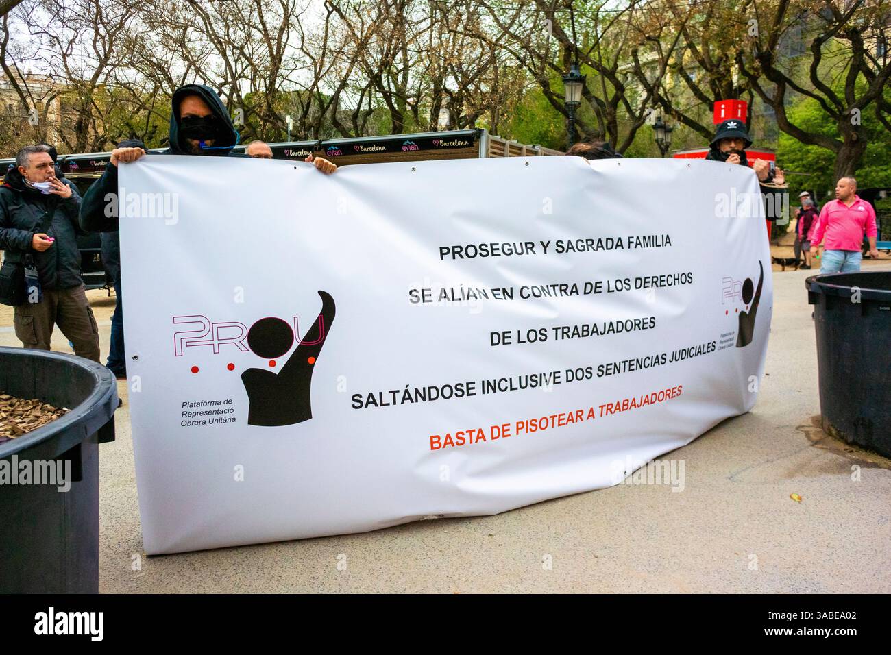 Barcelone, Espagne, travailleurs collectifs, manifestant contre les pratiques de travail déloyales, tenant une bannière de protestation, sur la rue, chantier de la Sagrada Famili Banque D'Images