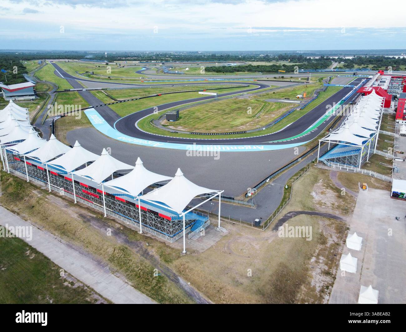 Le circuit Termas de Rio Hondo n'est qu'une partie de l'expérience. Tourisme thermal, sports motorisés, et l'arrivée possible de la F1 font de cette destinatio Banque D'Images