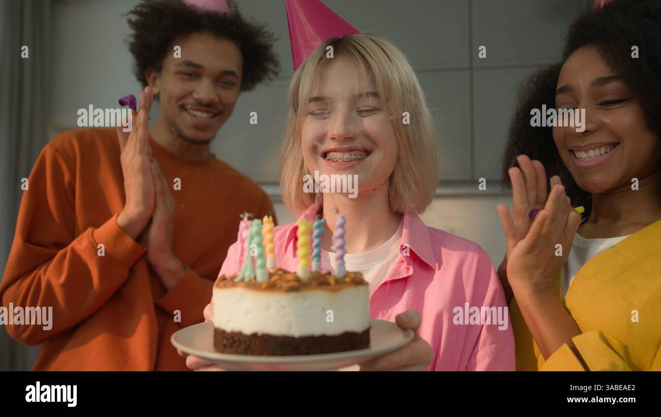 Souriant amis multiraciaux les personnes multiethniques félicitent la diversité homme femmes afro-américain Guy Caucasien filles femmes hommes à la maison célébrant Banque D'Images