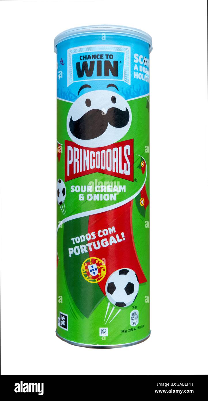 Portugais Pringles Crisps Chips peut avec Un concours pour gagner Un Portugal Football Prize, fond blanc découpé vertical, photo stock Banque D'Images