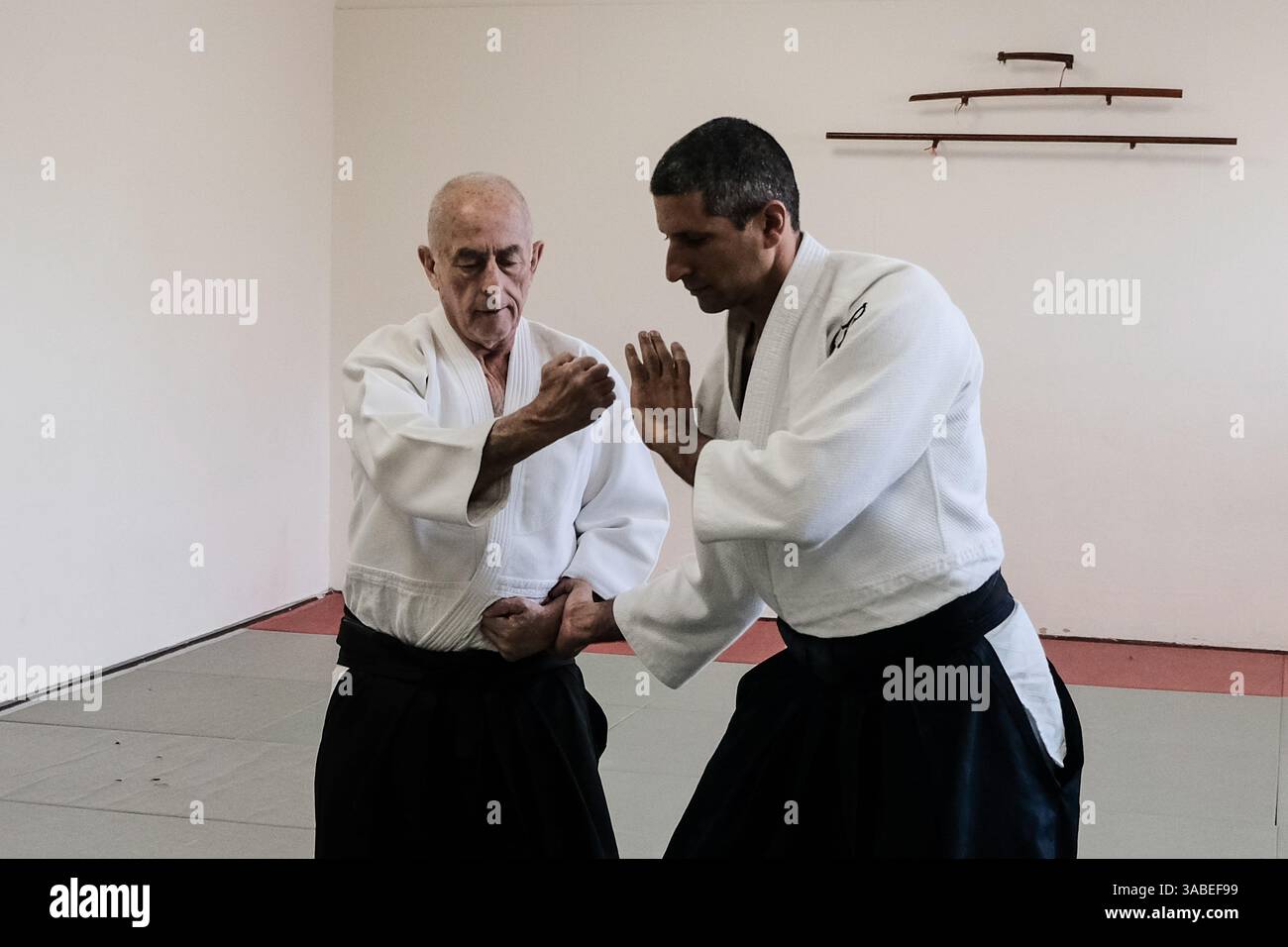 15 mars 2018 - Jérusalem, Israël - Sensei Shihan EYTAN BEN MEIR (à gauche), 6e Dan, fondateur du dojo d'Aïkido Israël en 1982, et Sensei ITZIK ASLAN (à droite), 4e Dan, font la démonstration de techniques aux élèves d'une classe d'Aïkido à Jérusalem. L'Aïkido est un art martial japonais aspirant à résoudre les conflits et l'autodéfense sans nuire à l'attaquant, développé par Morihei Ueshiba il est devenu un art martial distinct et unique en 1942. (Crédit image : © Nir Alon via ZUMA Wire) Banque D'Images