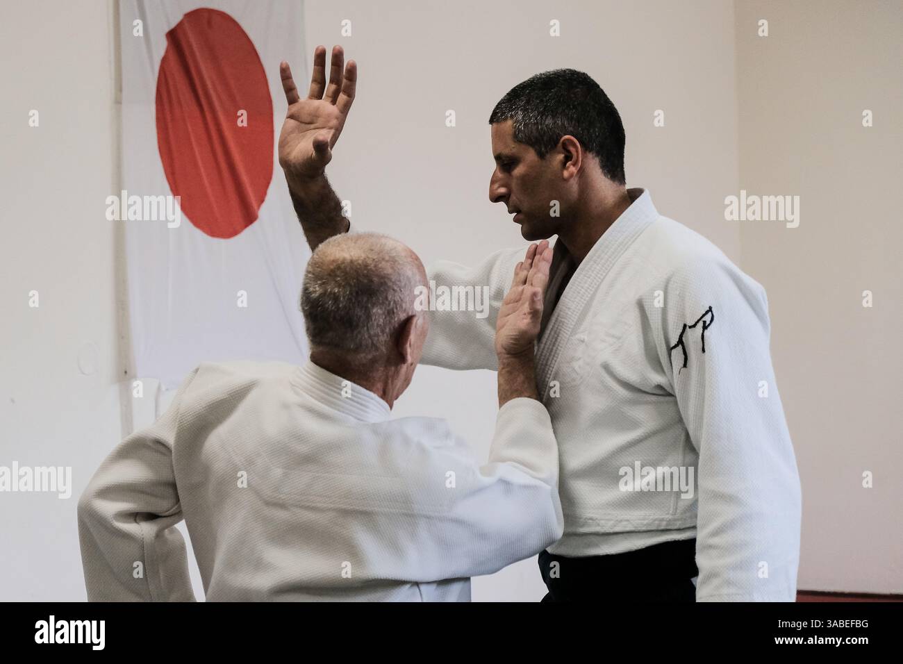 15 mars 2018 - Jérusalem, Israël - Sensei Shihan EYTAN BEN MEIR (à gauche), 6e Dan, fondateur du dojo d'Aïkido Israël en 1982, et Sensei ITZIK ASLAN (à droite), 4e Dan, font la démonstration de techniques aux élèves d'une classe d'Aïkido à Jérusalem. L'Aïkido est un art martial japonais aspirant à résoudre les conflits et l'autodéfense sans nuire à l'attaquant, développé par Morihei Ueshiba il est devenu un art martial distinct et unique en 1942. (Crédit image : © Nir Alon via ZUMA Wire) Banque D'Images