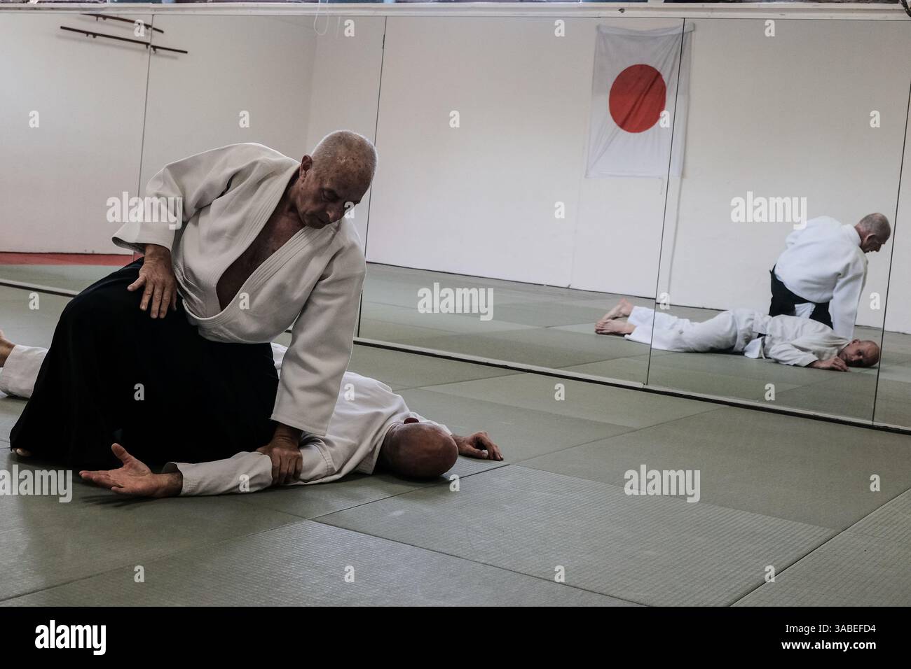 15 mars 2018 - Jérusalem, Israël - Sensei Shihan EYTAN BEN MEIR (à gauche), 6e Dan, fondateur du dojo d'Aïkido Israël en 1982, et Sensei ITZIK ASLAN (à droite), 4e Dan, font la démonstration de techniques aux élèves d'une classe d'Aïkido à Jérusalem. L'Aïkido est un art martial japonais aspirant à résoudre les conflits et l'autodéfense sans nuire à l'attaquant, développé par Morihei Ueshiba il est devenu un art martial distinct et unique en 1942. (Crédit image : © Nir Alon via ZUMA Wire) Banque D'Images
