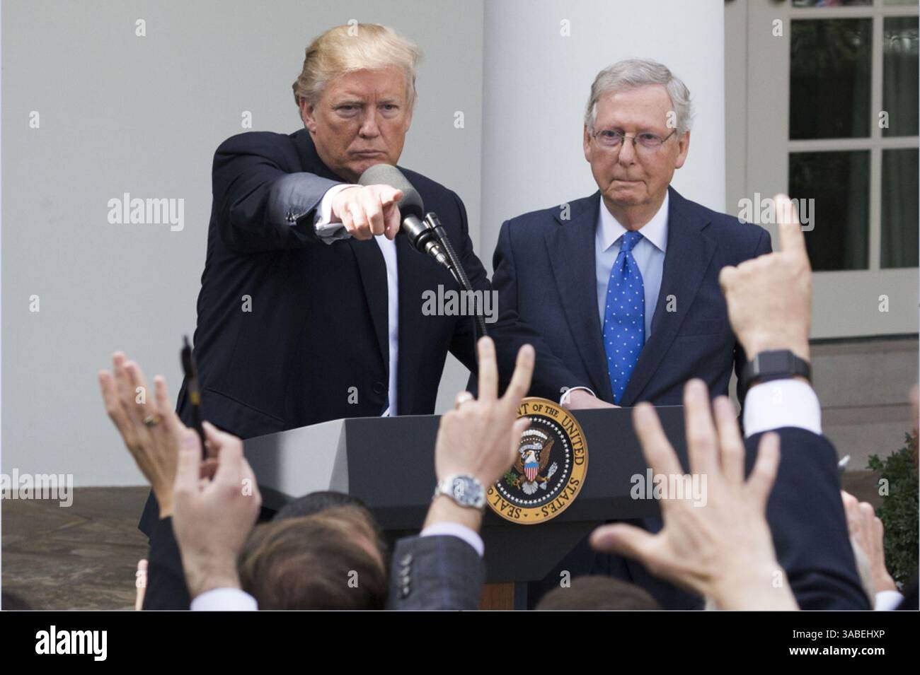 20 octobre 2017 - Washington, District of Columbia, États-Unis d'Amérique - WASHINGTON, DC -16 OCTOBRE : le président Donald Trump, accompagné du chef de la majorité au Sénat Mitch McConnell, appelle un journaliste à une conférence de presse conjointe dans la roseraie de la Maison Blanche, lundi 16 octobre 2017, à Washington, D.C., disant que lui et McConnell travaillent dur avec d'autres membres du Congrès sur les questions de réforme fiscale et de santé CareWhite House 16 octobre 2017, à Washington, D.C. .. personnes : Donald Trump, rejoint par le vice-président Mike Pence (image de crédit : © SMG via ZUMA Wire) Banque D'Images