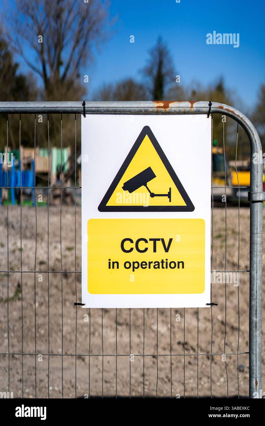 CCTV dans le signe d'opération sur la clôture métallique Banque D'Images