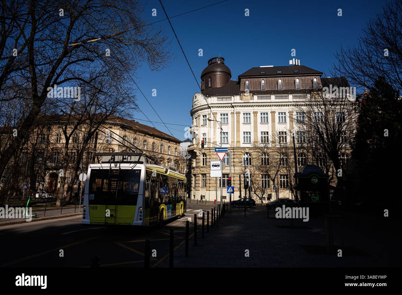 Lviv, Ukraine - 01 avril 2025 : scène de rue à Lviv avec un élégant bâtiment et un bus public Banque D'Images