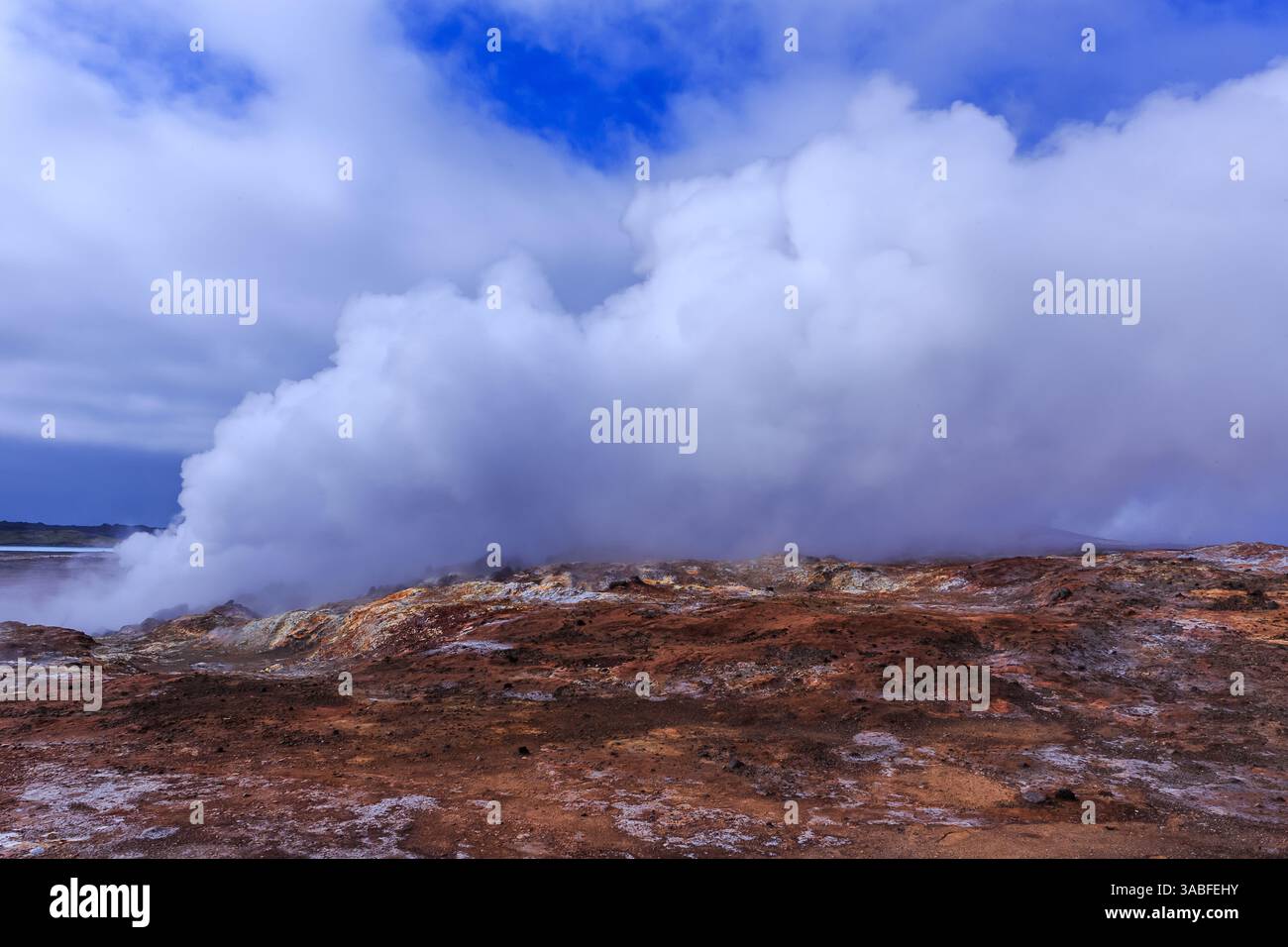 Vapeur s'élevant des sources thermales de Gunnuhver, géoparc mondial UNESCO de Reykjanes, péninsule de Reykjanes, Islande Banque D'Images