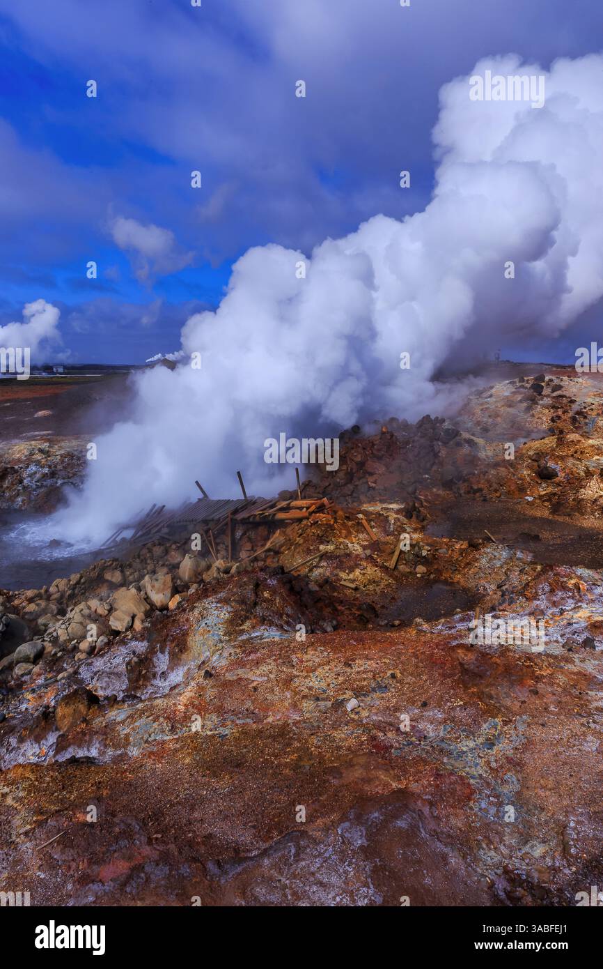 Vapeur provenant des sources thermales de Gunnuhver, géoparc mondial UNESCO de Reykjanes, péninsule de Reykjanes, Islande Banque D'Images