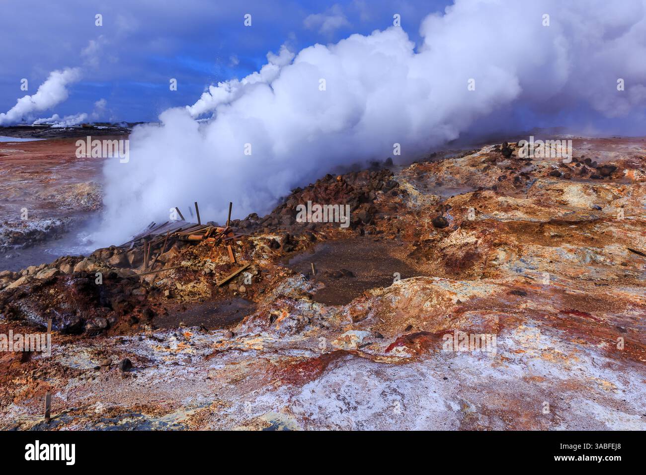 Vapeur s'élevant des sources thermales de Gunnuhver, géoparc mondial UNESCO de Reykjanes, péninsule de Reykjanes, Islande Banque D'Images
