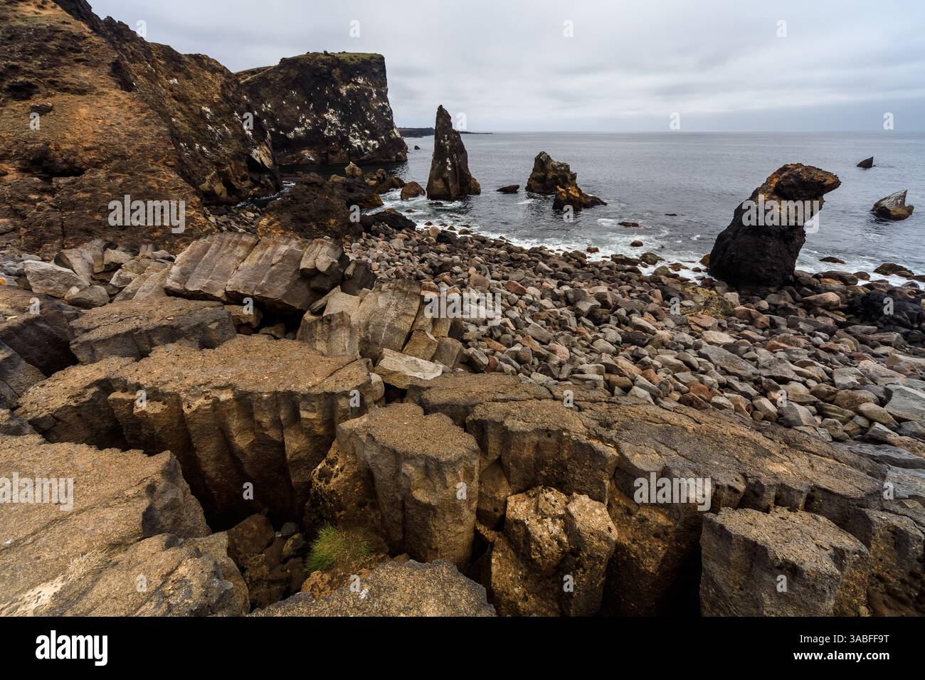 Falaise de Valahnukur et côte Atlantique Nord, Géoparc mondial UNESCO de Reykjanes, péninsule du Sud, Islande Banque D'Images